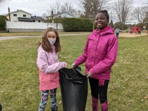 deux élèves tiennent un sac poubelle